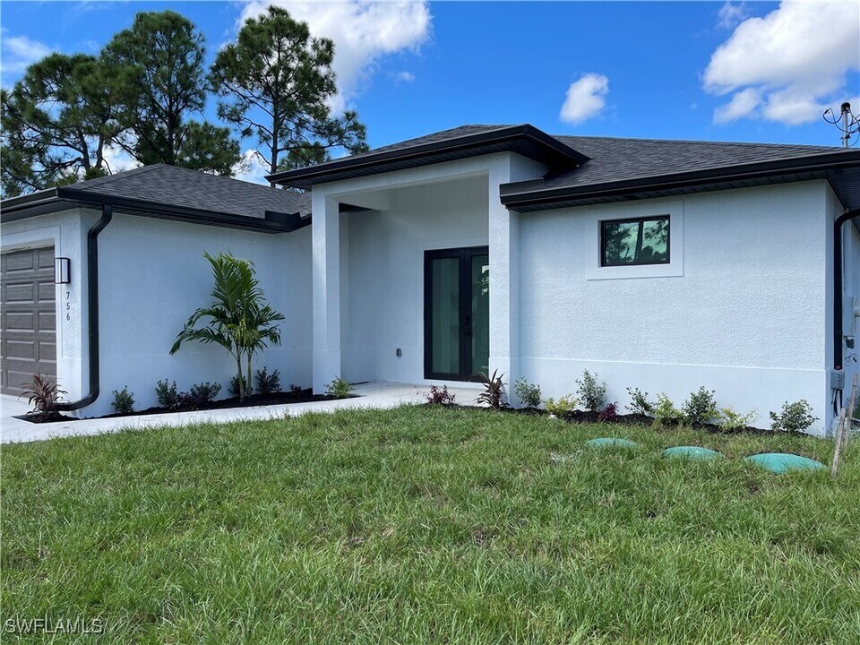 756 Anaconda Ave S in Lehigh Acres, FL - Foto de edificio