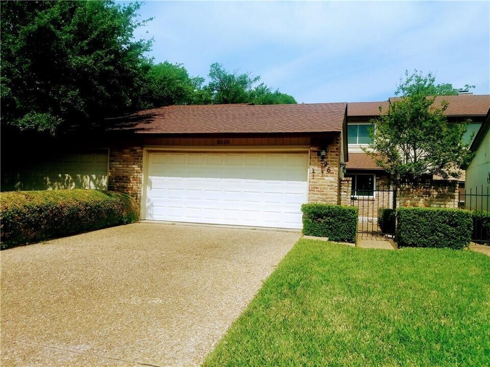 8226 Summer Side Dr in Austin, TX - Building Photo