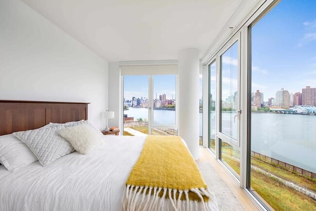10 Halletts Point in Queens, NY - Building Photo - Building Photo