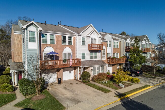 Carriage Park in Fairfax, VA - Foto de edificio - Building Photo