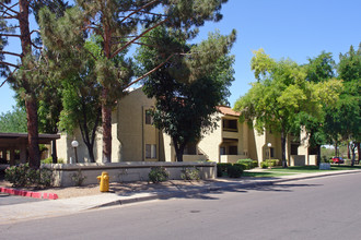 The Greens Apartments in Phoenix, AZ - Building Photo - Building Photo