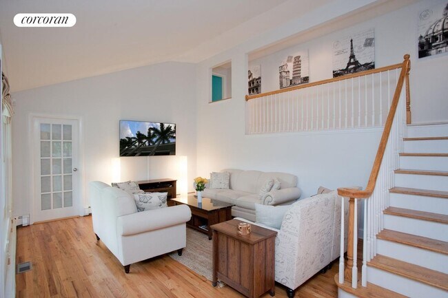 96 Wainscott NW Rd in Wainscott, NY - Building Photo - Building Photo