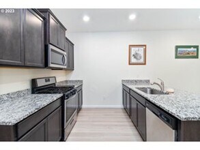 60 NE 134th Pl in Portland, OR - Building Photo - Building Photo