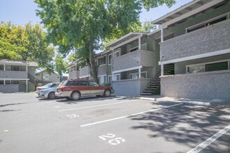 Eastwood Gardens in Chico, CA - Foto de edificio - Building Photo