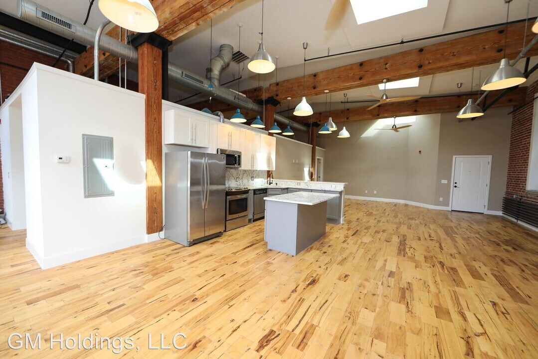 1822 E Glenwood Ave in Philadelphia, PA - Building Photo