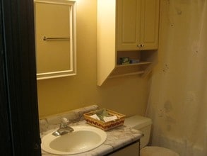 Forsythia Court Apartments in Louisville, KY - Building Photo - Interior Photo