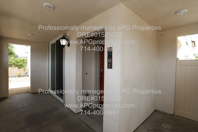 1696 W Trapezoid Dr in Anaheim, CA - Foto de edificio - Building Photo