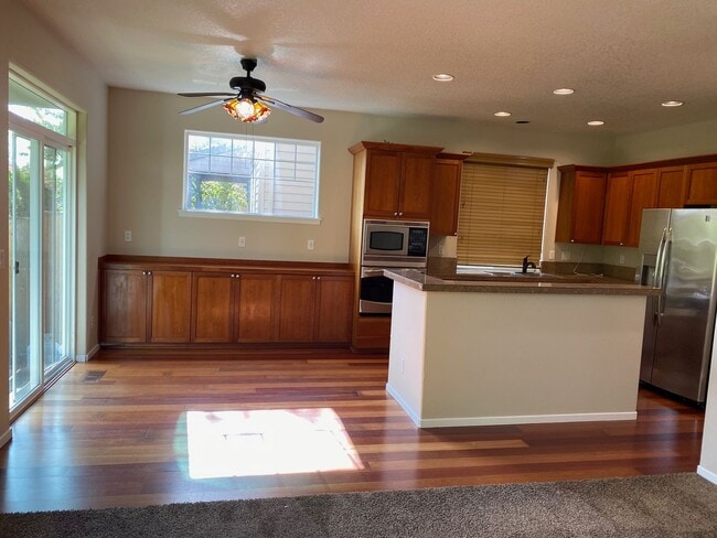 490 NE 64th Way in Hillsboro, OR - Building Photo - Building Photo