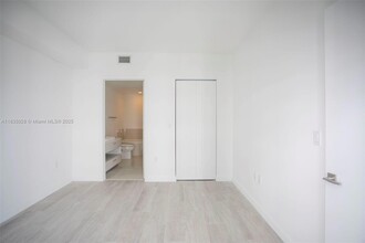 55 SW 9th St, Unit 3008 in Miami, FL - Building Photo - Building Photo