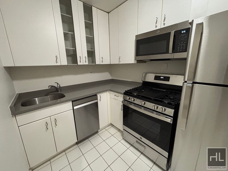 EAST 49 STREET in New York, NY - Building Photo