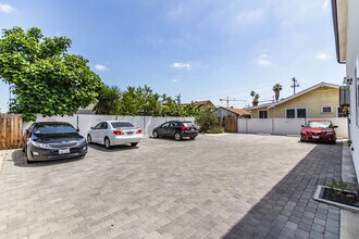 1121 W 39th Pl, Unit 1123 in Los Angeles, CA - Building Photo - Building Photo