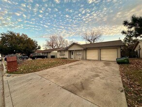 2704 Buena Vista Dr in Arlington, TX - Building Photo - Building Photo