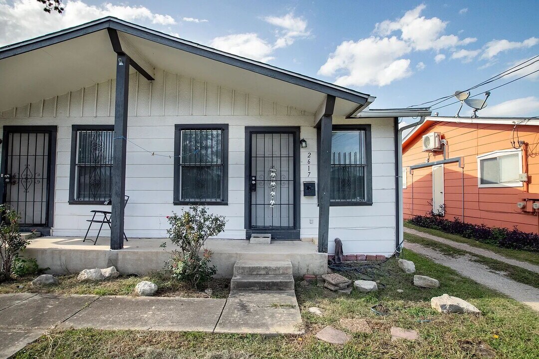2611 W French Pl in San Antonio, TX - Building Photo
