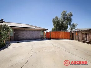 5816 Hidden Valley Rd in Bakersfield, CA - Building Photo - Building Photo
