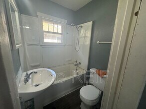 1023 Barrie Ave in Flint, MI - Building Photo - Building Photo