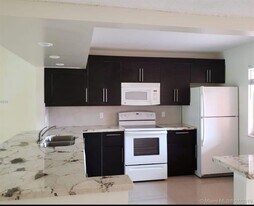 227 Lakeview Dr, Unit 104 in Weston, FL - Building Photo