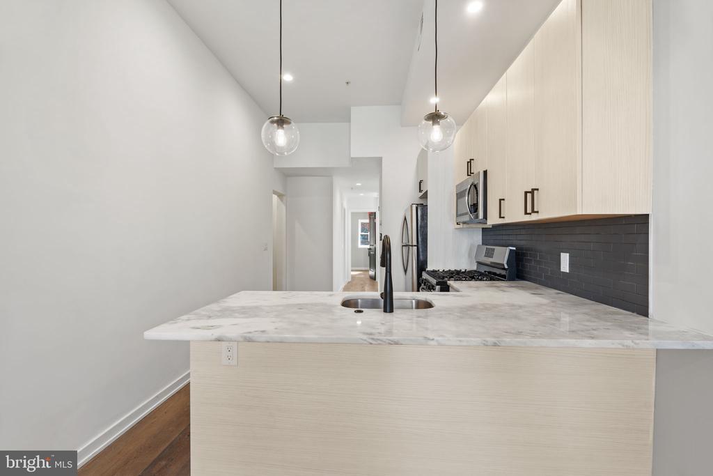 2526 W Girard Ave in Philadelphia, PA - Building Photo