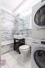 562 Hudson St in New York, NY - Building Photo - Building Photo