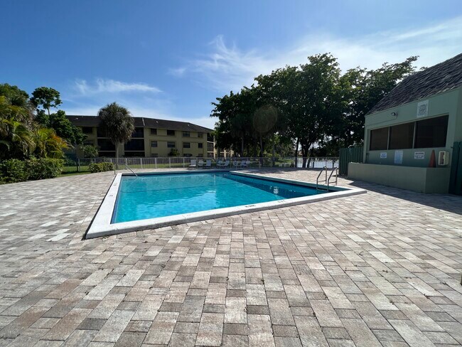 8911 NW 28th Dr, Unit B in Coral Springs, FL - Foto de edificio - Building Photo