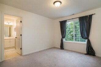 4920 SW Slavin Rd in Portland, OR - Building Photo - Building Photo