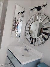 4901 Victoria Dr in Cape Coral, FL - Foto de edificio - Building Photo