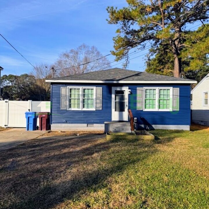 1327 Hazel Ave in Chesapeake, VA - Building Photo