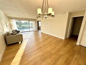 7050 Fairway Bend Ln, Unit 267 in Sarasota, FL - Building Photo - Building Photo