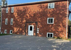 565 Emma St in Gananoque, ON - Building Photo
