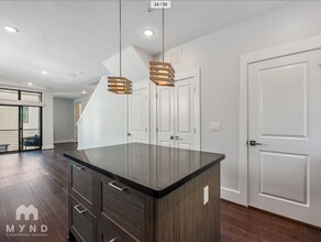 2401 Crawford St in Houston, TX - Building Photo - Building Photo
