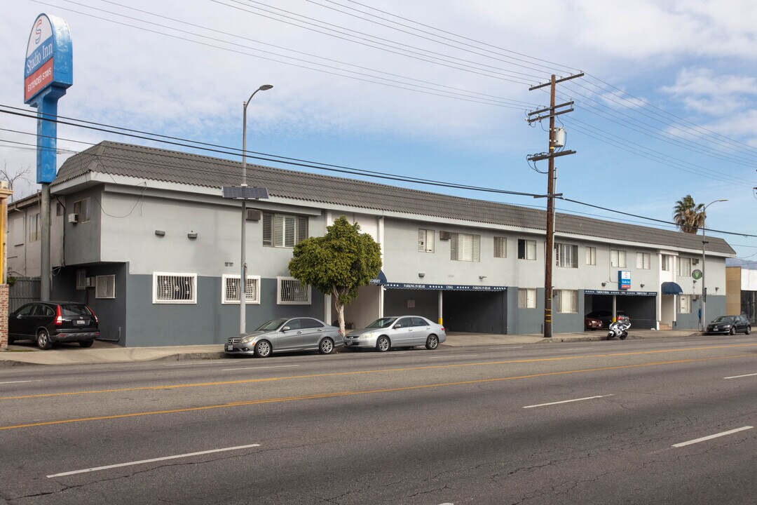 13561 Sherman Way in Van Nuys, CA - Building Photo