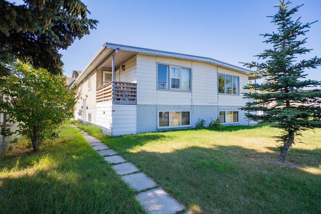 7709 41 Av NW in Calgary, AB - Building Photo