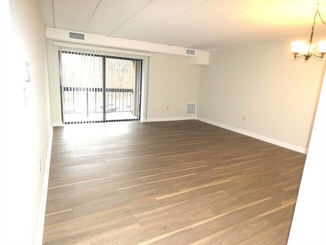 41 Main St, Unit #505 in Stoneham, MA - Foto de edificio - Building Photo