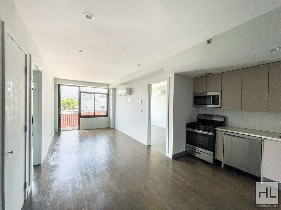 Bushwick Avenue / Spacious 2-Bed 1-Bath in Brooklyn, NY - Building Photo