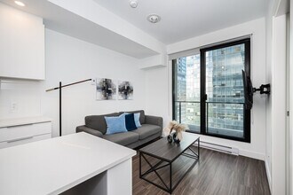 665 Rue Versailles in Montréal, QC - Building Photo - Building Photo