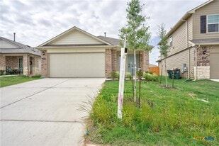 121 Roanwood Dr in San Marcos, TX - Building Photo