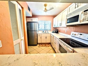 1626 Stickney Point Rd in Sarasota, FL - Building Photo - Building Photo