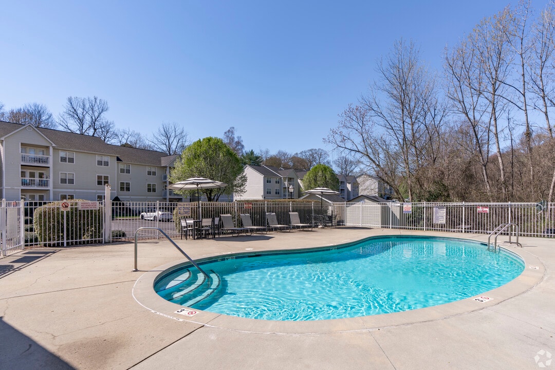 Riverfront Apartment Homes in Mount Holly, NC - Foto de edificio