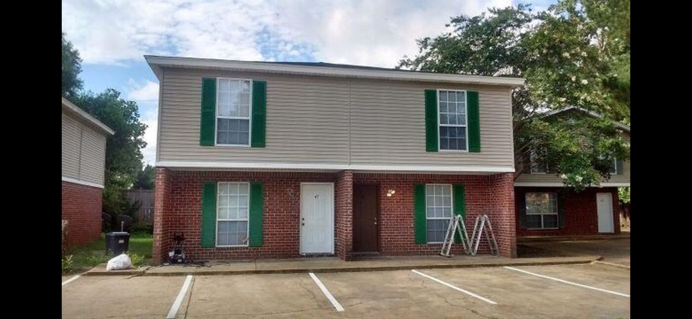 1301 Louisville St in Starkville, MS - Building Photo