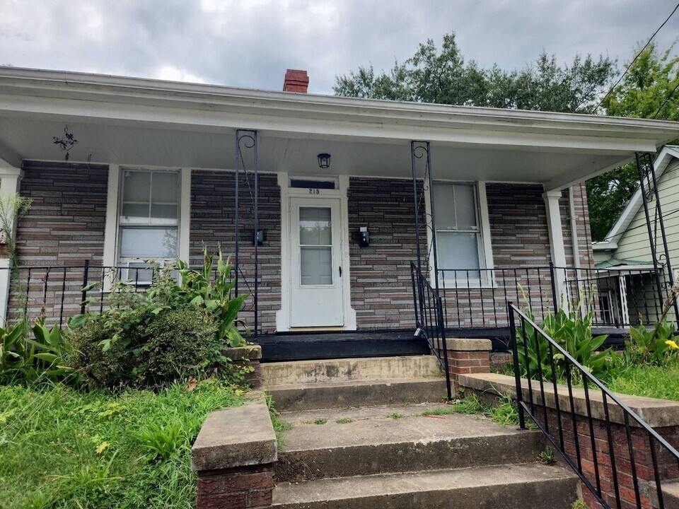 215 Church St-Unit -Apt B in Danville, VA - Building Photo