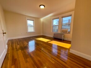 2572 Massachusetts Ave, Unit 2 in Cambridge, MA - Building Photo - Building Photo