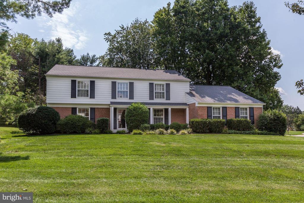 8804 Falls Chapel Way in Potomac, MD - Building Photo