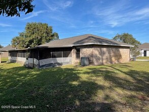 1966 Gould Ave SW in Palm Bay, FL - Foto de edificio - Building Photo