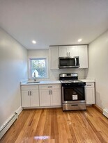 27 Barry St, Unit 2R in Quincy, MA - Building Photo