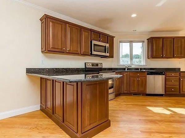 37 Hiawatha Ave in Waltham, MA - Foto de edificio - Building Photo