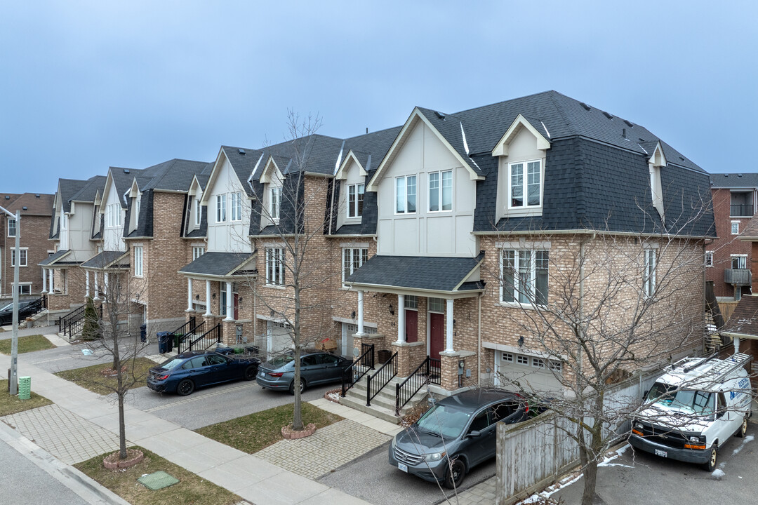 16-28 Jinnah Crt in Toronto, ON - Building Photo