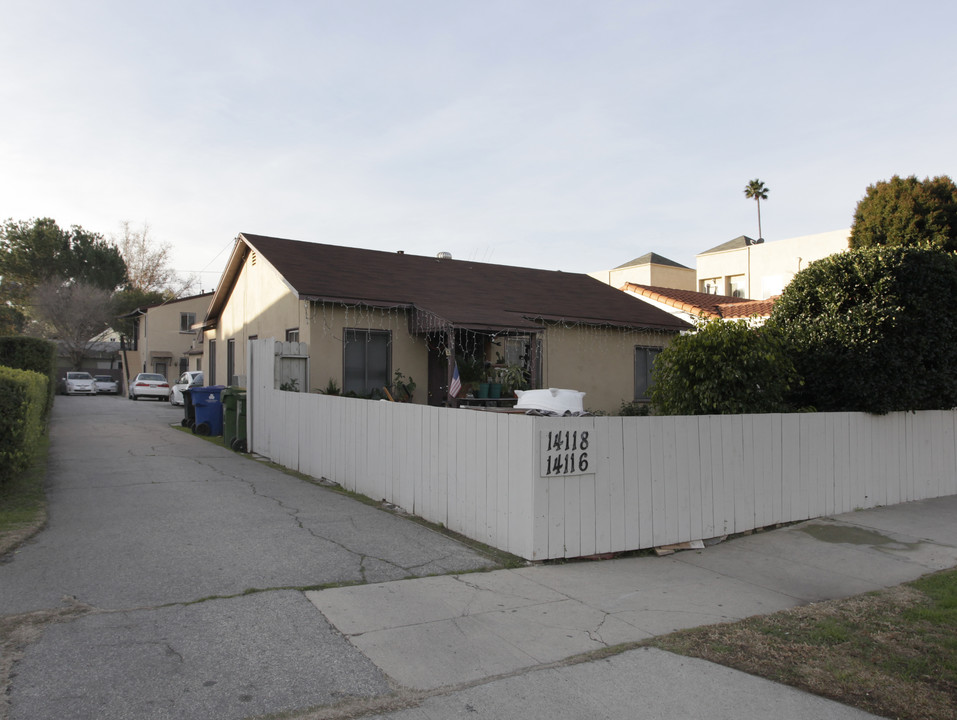 14116-14118 Sylvan St in Van Nuys, CA - Foto de edificio