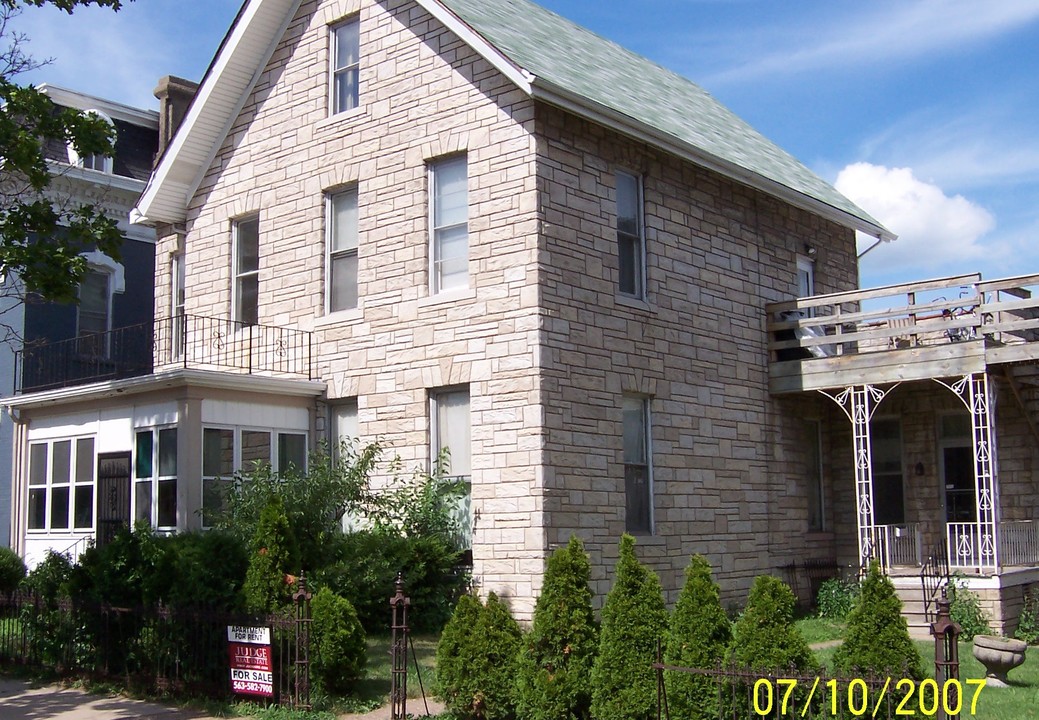 1374 Main St in Dubuque, IA - Building Photo