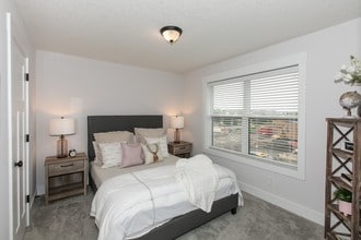 Mills Creek in Maple Grove, MN - Foto de edificio - Building Photo