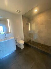 558 NW 30th St, Unit A7 in Miami, FL - Foto de edificio - Building Photo