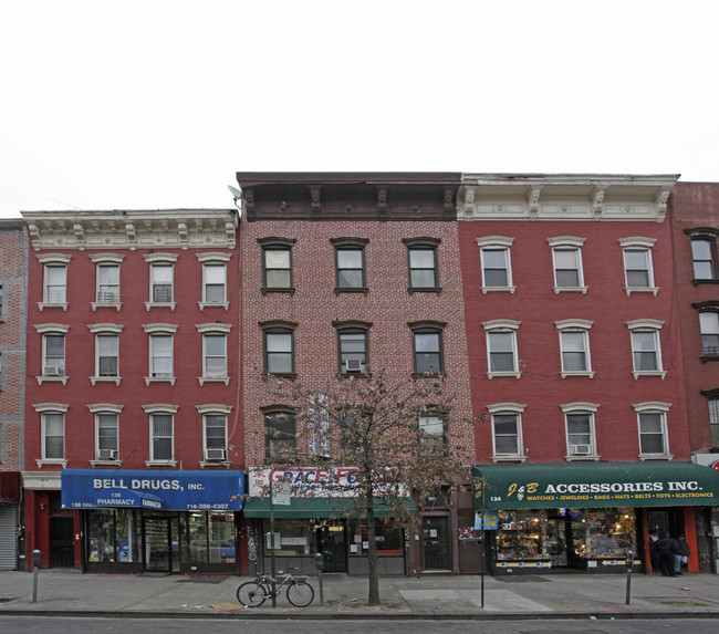 136 Graham Ave in Brooklyn, NY - Building Photo - Building Photo